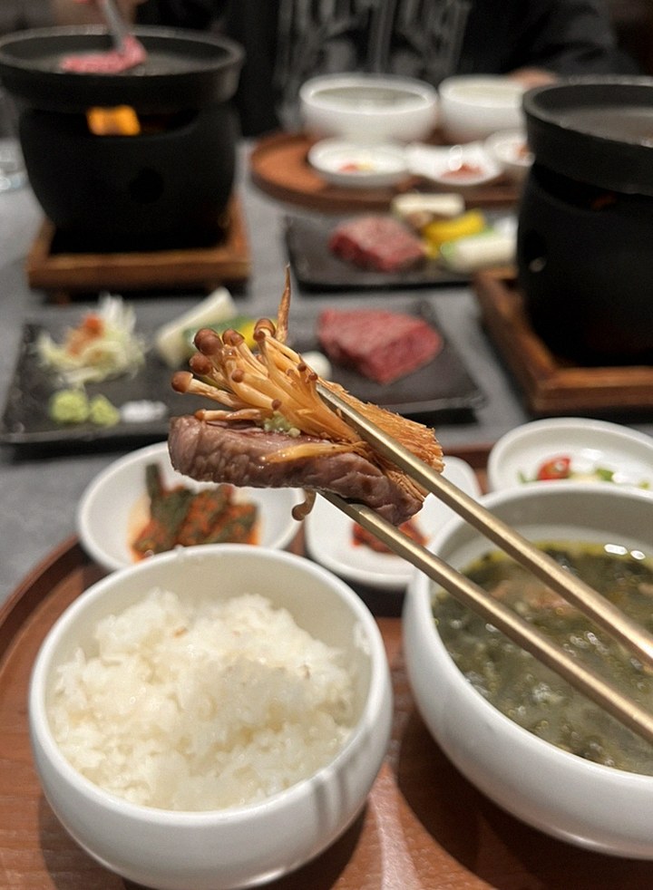 고우가 역삼점 강남 · 강남 한우오마카세 강남 데이트코스 · 시그니처 한우 쇼잉 — 진열함에 담긴 마블링 한우와 캐비아
