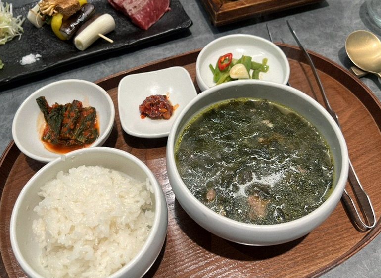 고우가 역삼점 강남 · 강남 한우오마카세 강남 데이트코스 · 정갈하게 차려진 반찬과 곁들임 찬