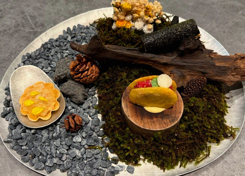 고우가 역삼점 강남 · 강남 한우오마카세 강남 데이트코스 · 시그니처 한우 쇼잉 — 진열함에 담긴 마블링 한우와 캐비아