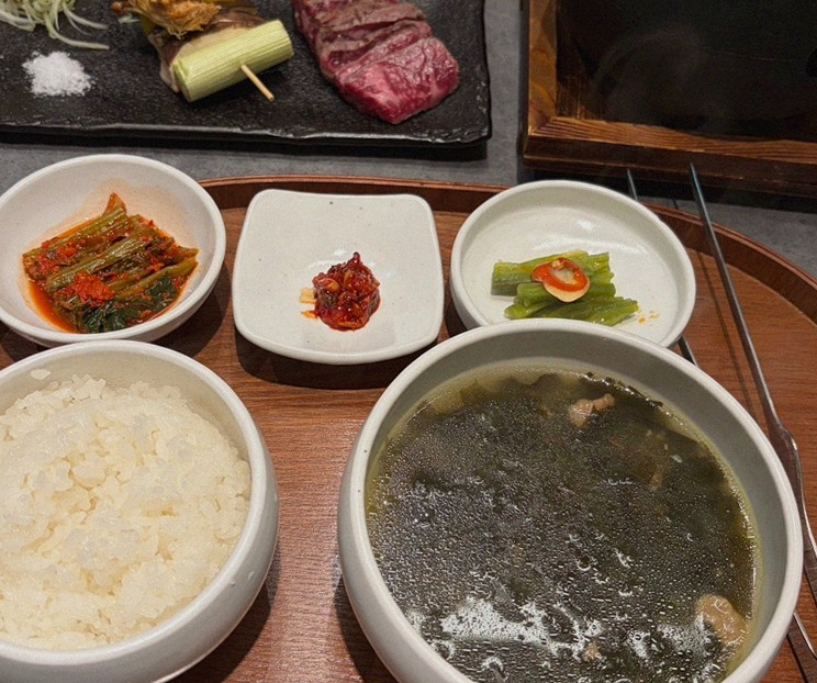 고우가 역삼점 강남 · 강남 한우오마카세 강남 데이트코스 · 정갈하게 차려진 반찬과 곁들임 찬