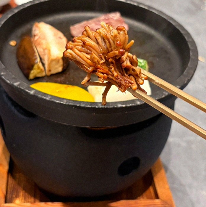 고우가 역삼점 강남 · 강남 한우오마카세 강남 데이트코스 · 시그니처 한우 쇼잉 — 진열함에 담긴 마블링 한우와 캐비아