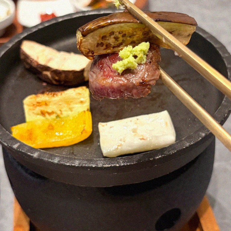 고우가 역삼점 강남 · 강남 한우오마카세 강남 데이트코스 · 시그니처 한우 쇼잉 — 진열함에 담긴 마블링 한우와 캐비아