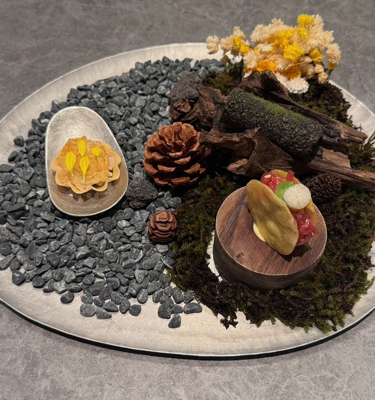 GOWOOGA Gangnam·Yeoksam · a plated course of Hanwoo beef