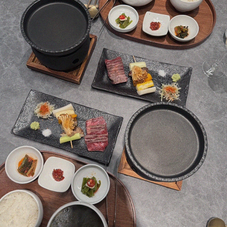GOWOOGA Gangnam·Yeoksam · the signature Hanwoo showing — marbled beef cuts and caviar presented in a display chest