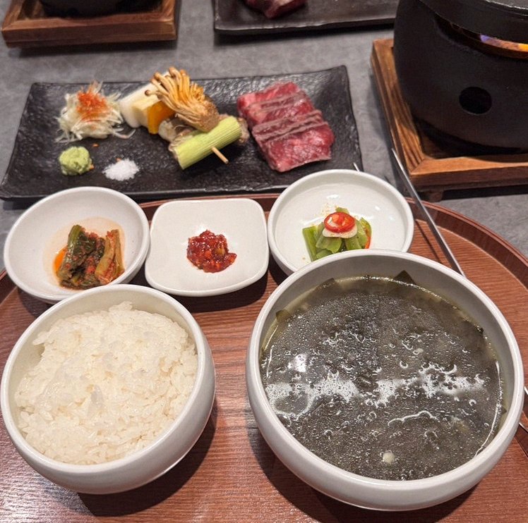 GOWOOGA Gangnam·Yeoksam · the signature Hanwoo showing — marbled beef cuts and caviar presented in a display chest