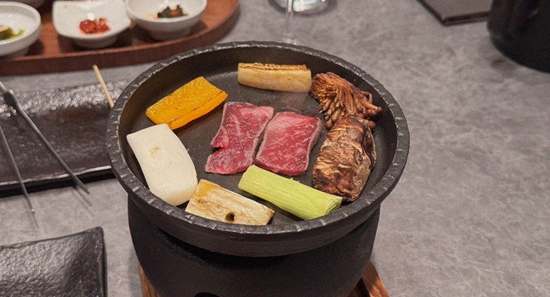 GOWOOGA Gangnam·Yeoksam · the signature Hanwoo showing — marbled beef cuts and caviar presented in a display chest