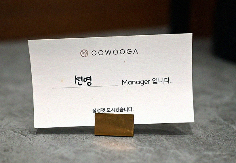 GOWOOGA Gangnam·Yeoksam · シグネチャーの韓牛ショーイング — 木箱に盛られた霜降り韓牛とキャビア