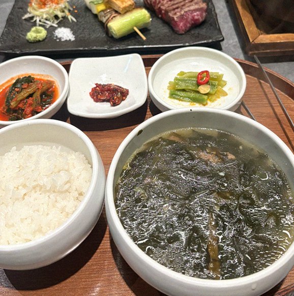 고우가 역삼점 강남 · 강남 한우오마카세 강남 룸식당 · 정갈하게 차려진 반찬과 곁들임 찬