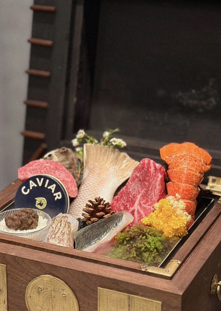 고우가 역삼점 강남 · 강남 한우오마카세 강남 파인다이닝 · 시그니처 한우 쇼잉 — 진열함에 담긴 마블링 한우와 캐비아