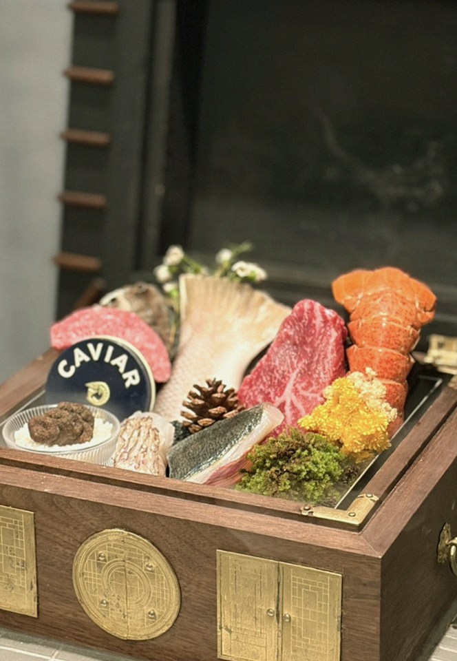 고우가 역삼점 강남 · 강남 한우오마카세 강남 파인다이닝 · 시그니처 한우 쇼잉 — 진열함에 담긴 마블링 한우와 캐비아