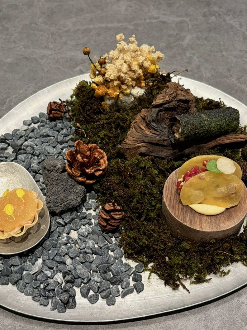 고우가 역삼점 강남 · 강남 한우오마카세 강남 파인다이닝 · 시그니처 한우 쇼잉 — 진열함에 담긴 마블링 한우와 캐비아