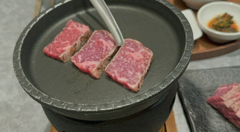 GOWOOGA Gangnam·Yeoksam · premium marbled Hanwoo beef presented before grilling