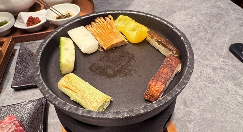 GOWOOGA Gangnam·Yeoksam · the signature Hanwoo showing — marbled beef cuts and caviar presented in a display chest