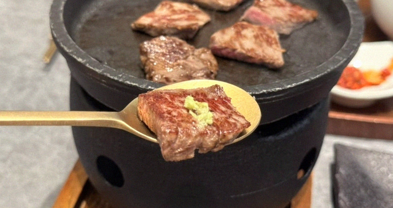 GOWOOGA Gangnam·Yeoksam · Hanwoo beef grilling over binchotan charcoal