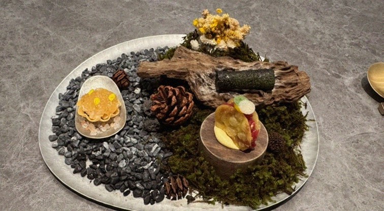 GOWOOGA Gangnam·Yeoksam · the signature Hanwoo showing — marbled beef cuts and caviar presented in a display chest