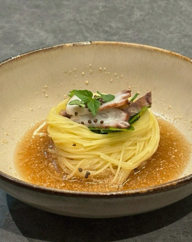 GOWOOGA Gangnam·Yeoksam · a plated course of Hanwoo beef