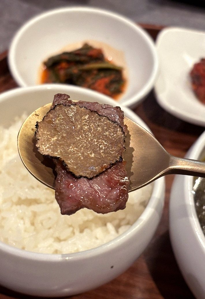 GOWOOGA Gangnam·Yeoksam · a plated course of Hanwoo beef