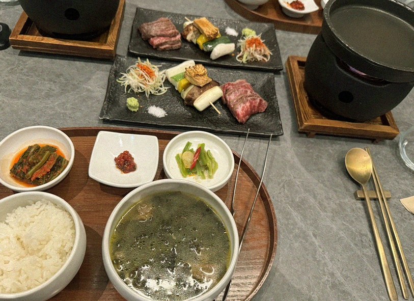 고우가 역삼점 강남 · 강남 한우오마카세 강남 룸식당 · 정갈하게 차려진 반찬과 곁들임 찬