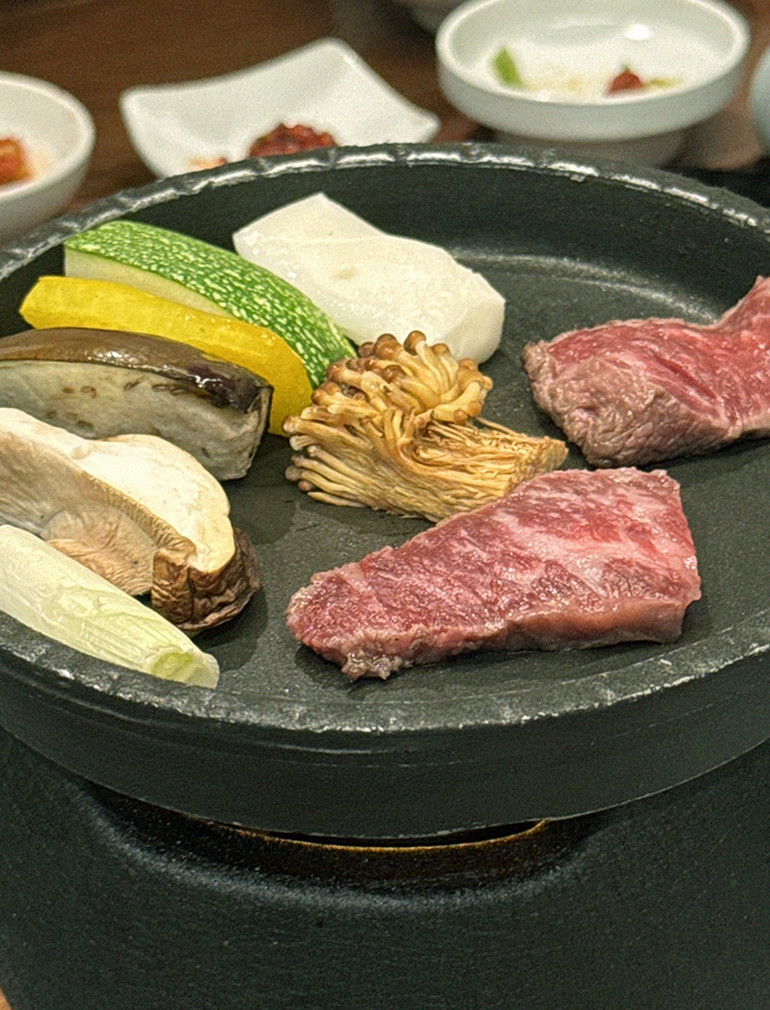 고우가 역삼점 강남 · 강남 한우오마카세 강남 룸식당 · 시그니처 한우 쇼잉 — 진열함에 담긴 마블링 한우와 캐비아