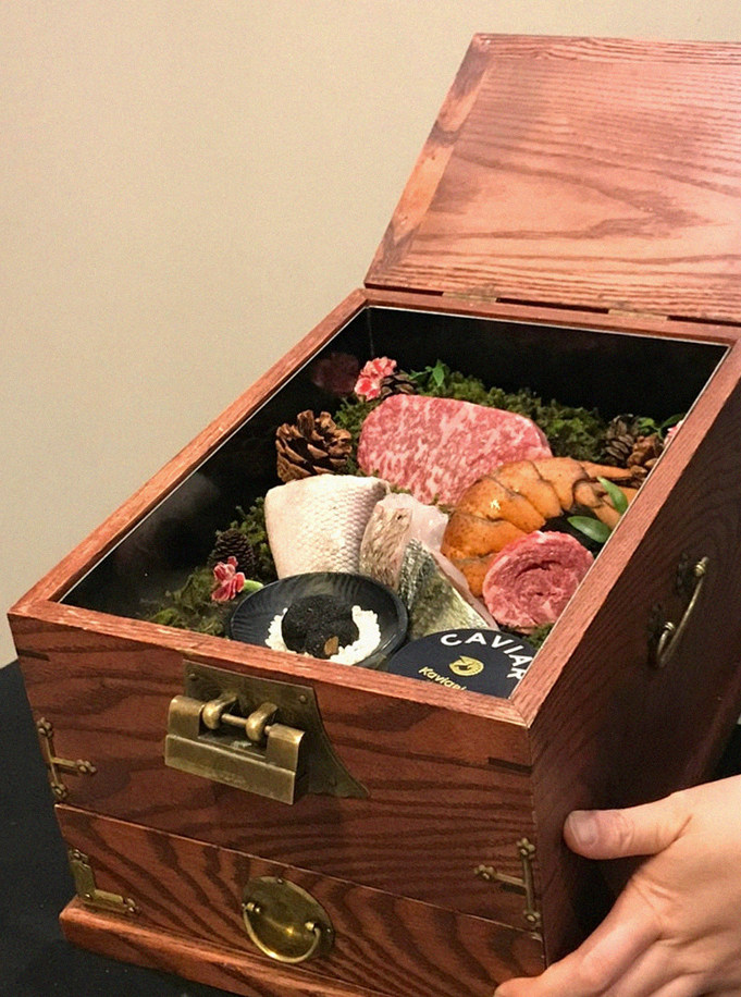 고우가 여의도점 · 여의도 룸식당 서울 한우오마카세 · 시그니처 한우 쇼잉 — 진열함에 담긴 마블링 한우와 캐비아