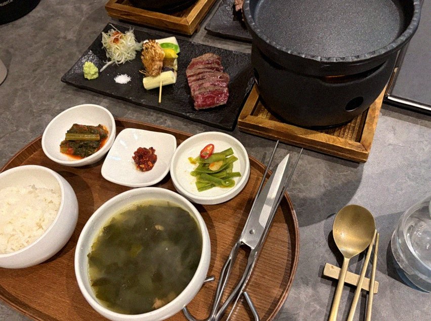 고우가 여의도점 · 여의도 룸식당 여의도 상견례 · 시그니처 한우 쇼잉 — 진열함에 담긴 마블링 한우와 캐비아