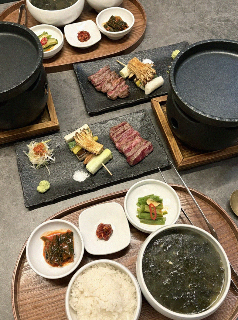 GOWOOGA Yeouido · 招牌韩牛展示 — 木盒中呈现的雪花韩牛与鱼子酱