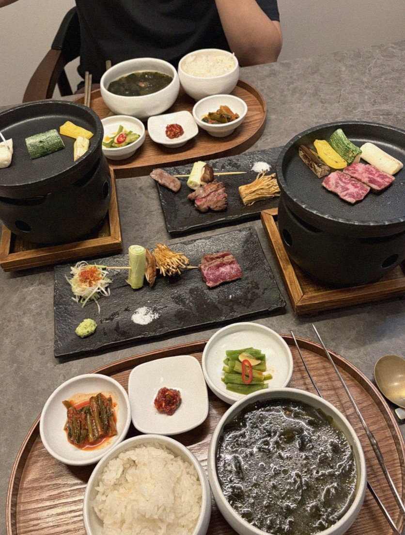 GOWOOGA Yeouido · 招牌韩牛展示 — 木盒中呈现的雪花韩牛与鱼子酱
