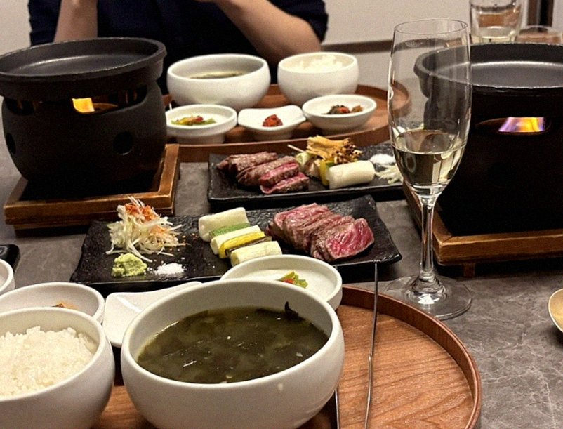 고우가 여의도점 · 여의도 룸식당 여의도 상견례 · 정갈하게 차려진 반찬과 곁들임 찬