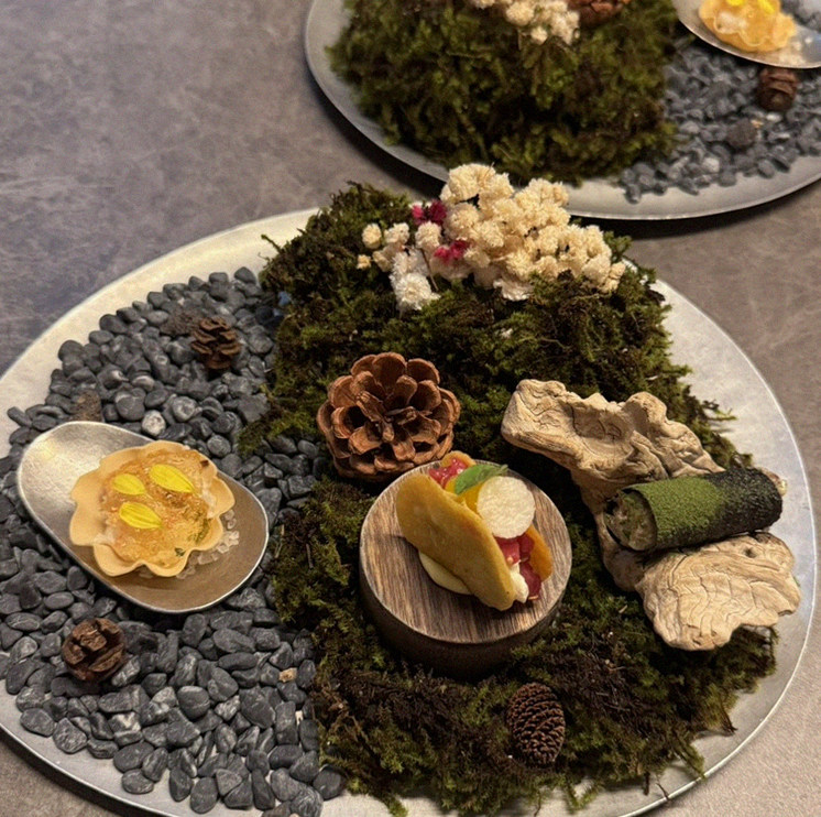 고우가 여의도점 · 여의도 룸식당 더현대서울 맛집 · 한 상 가득 차려진 한우 오마카세 코스