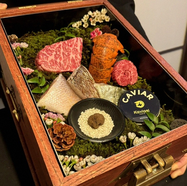 고우가 여의도점 · 여의도 룸식당 더현대서울 맛집 · 시그니처 한우 쇼잉 — 진열함에 담긴 마블링 한우와 캐비아