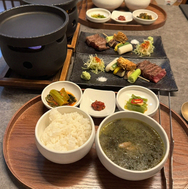 고우가 여의도점 · 여의도 룸식당 더현대서울 맛집 · 정갈하게 차려진 반찬과 곁들임 찬