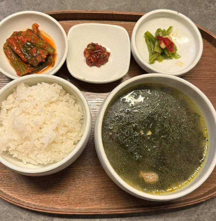 고우가 여의도점 · 여의도 룸식당 더현대서울 맛집 · 정갈하게 차려진 반찬과 곁들임 찬