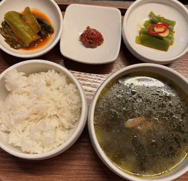 고우가 여의도점 · 여의도 룸식당 더현대서울 맛집 · 정갈하게 차려진 반찬과 곁들임 찬