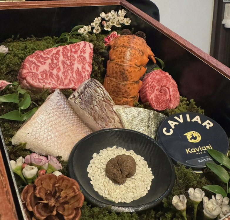 고우가 여의도점 · 여의도 룸식당 더현대서울 맛집 · 시그니처 한우 쇼잉 — 진열함에 담긴 마블링 한우와 캐비아