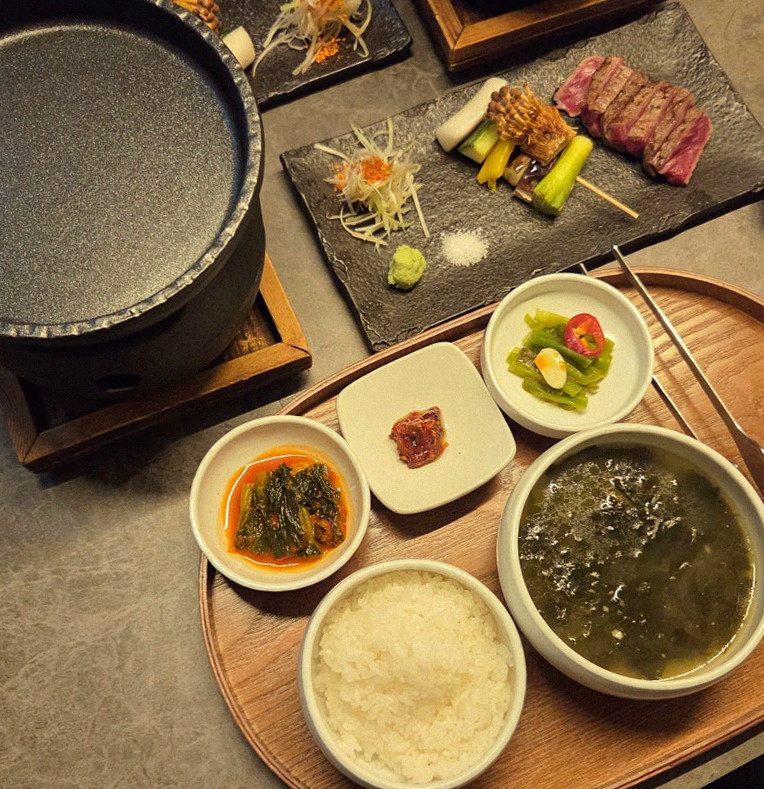 고우가 여의도점 · 여의도 룸식당 여의도 상견례 · 정갈하게 차려진 반찬과 곁들임 찬
