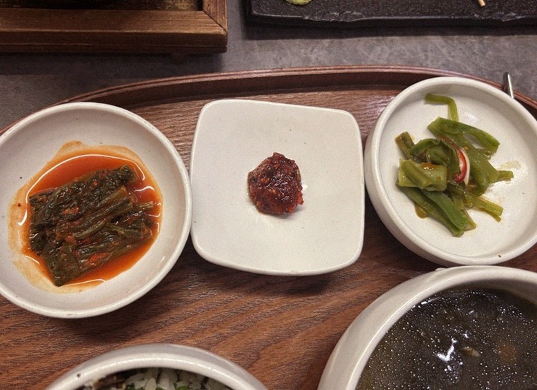 고우가 여의도점 · 여의도 룸식당 여의도 상견례 · 정갈하게 차려진 반찬과 곁들임 찬