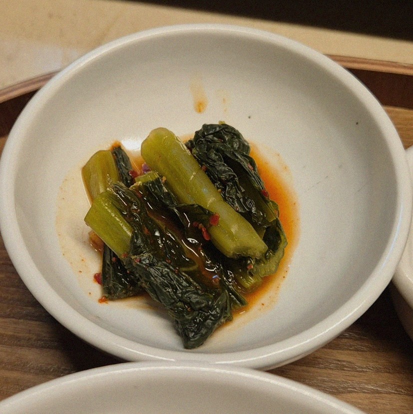 우아라 광화문점 · 광화문 한우오마카세 광화문 룸식당 · 정갈하게 차려진 반찬과 곁들임 찬