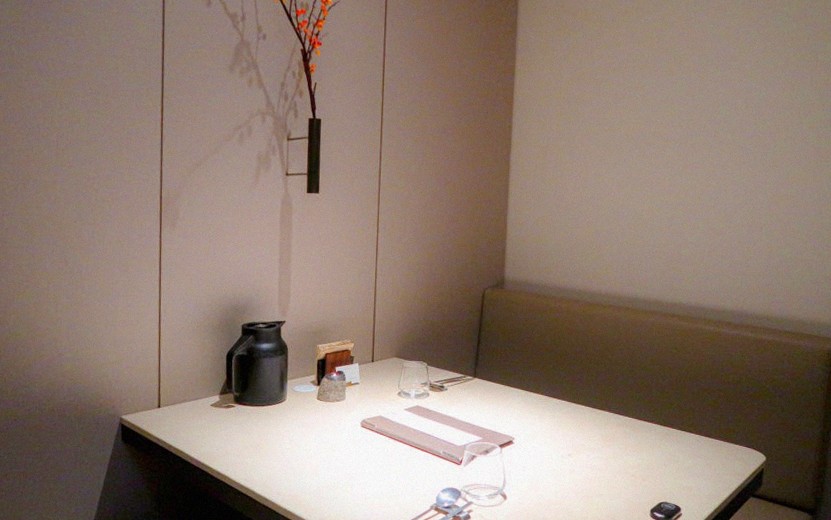 우아라 광화문점 · 광화문 한우오마카세 광화문 룸식당 · 시그니처 한우 쇼잉 — 진열함에 담긴 마블링 한우와 캐비아
