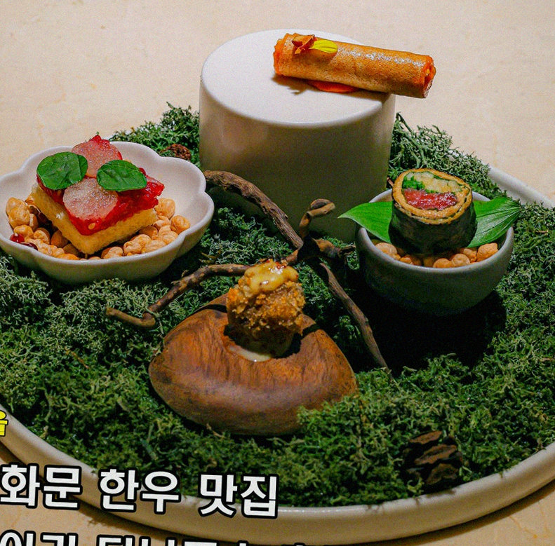 우아라 광화문점 · 광화문 한우오마카세 광화문 룸식당 · 시그니처 한우 쇼잉 — 진열함에 담긴 마블링 한우와 캐비아