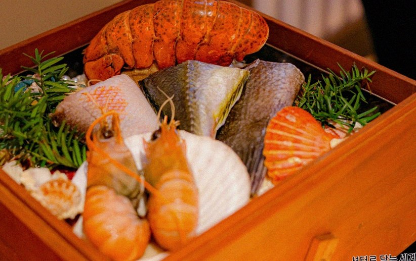 우아라 광화문점 · 광화문 한우오마카세 광화문 룸식당 · 시그니처 한우 쇼잉 — 진열함에 담긴 마블링 한우와 캐비아