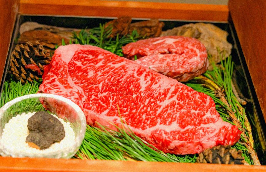 우아라 광화문점 · 광화문 한우오마카세 광화문 룸식당 · 시그니처 한우 쇼잉 — 진열함에 담긴 마블링 한우와 캐비아