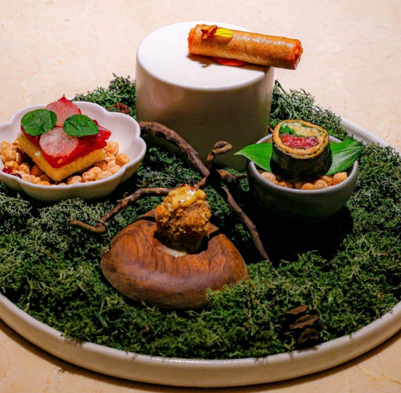 우아라 광화문점 · 광화문 한우오마카세 광화문 룸식당 · 한 접시씩 정성껏 플레이팅된 한우 코스 요리