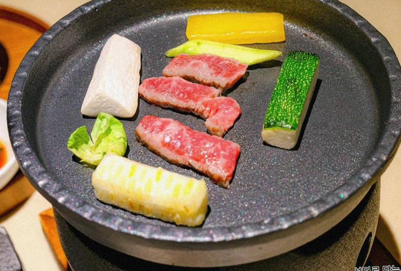 우아라 광화문점 · 광화문 한우오마카세 광화문 룸식당 · 비장탄 그릴 위에서 익어가는 한우