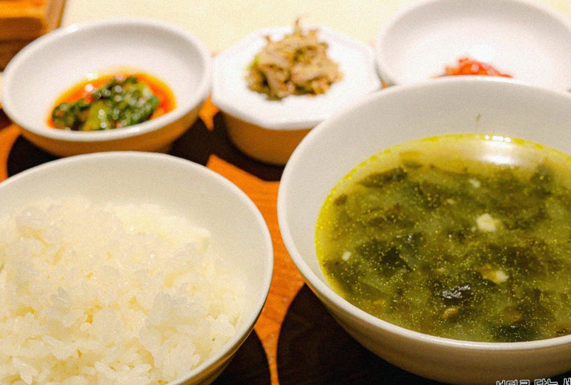 우아라 광화문점 · 광화문 한우오마카세 광화문 룸식당 · 정갈하게 차려진 반찬과 곁들임 찬