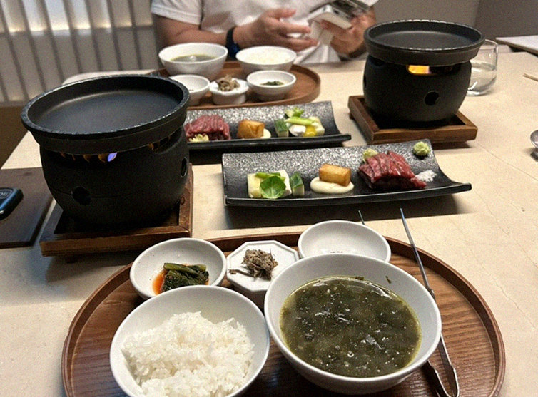 WOOARA Gwanghwamun · assorted Korean side dishes (banchan)