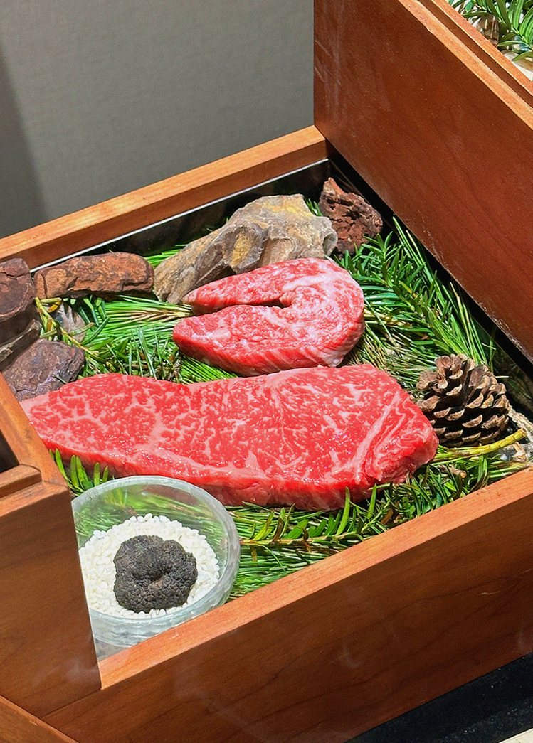 WOOARA Gwanghwamun · the signature Hanwoo showing — marbled beef cuts and caviar presented in a display chest