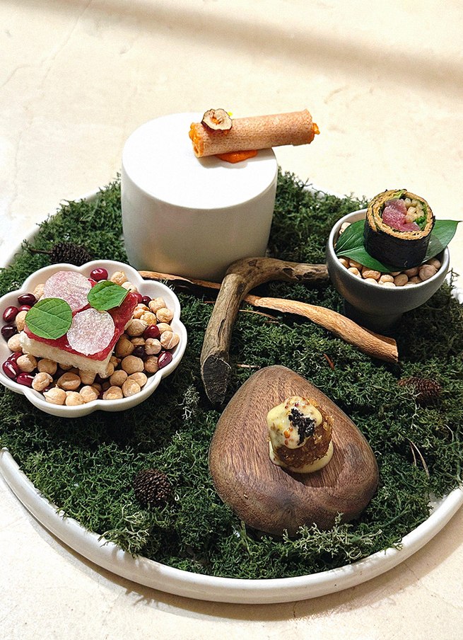 WOOARA Gwanghwamun · the signature Hanwoo showing — marbled beef cuts and caviar presented in a display chest