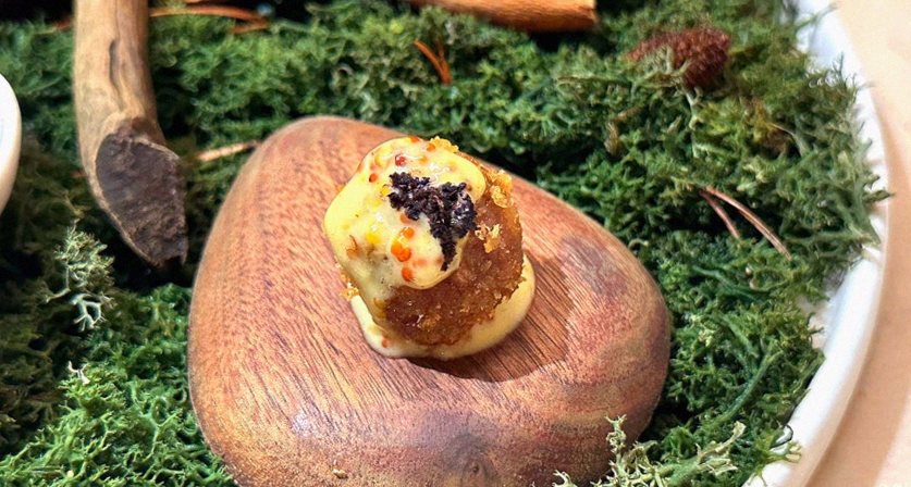 WOOARA Gwanghwamun · fresh Hanwoo beef tartare (yukhoe)