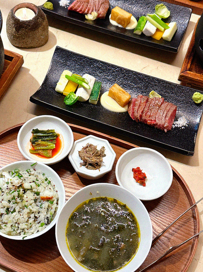 WOOARA Gwanghwamun · assorted Korean side dishes (banchan)