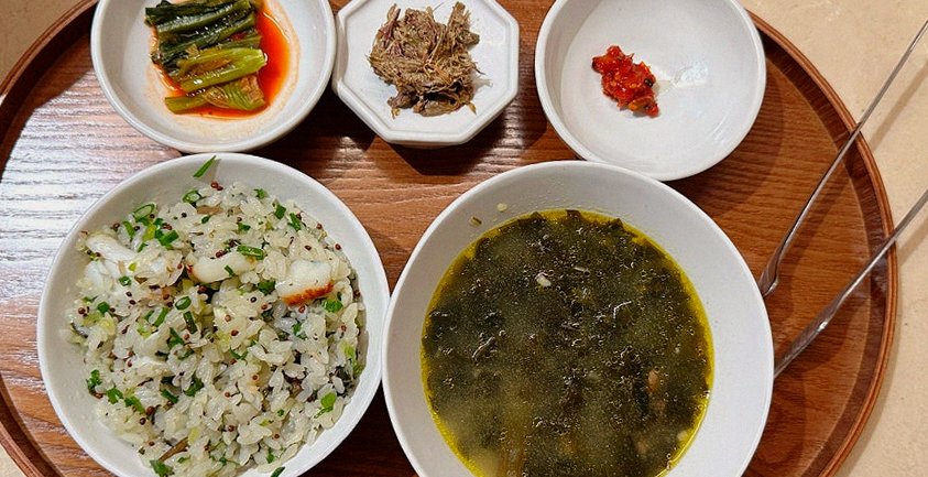 WOOARA Gwanghwamun · assorted Korean side dishes (banchan)